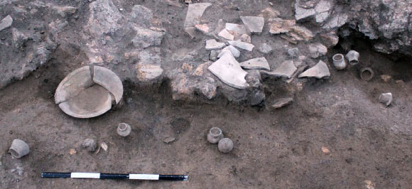 Large pot and small bowls found inside the southern room of the temple. Image credit: Nataliia Burdo / Mykhailo Videiko.